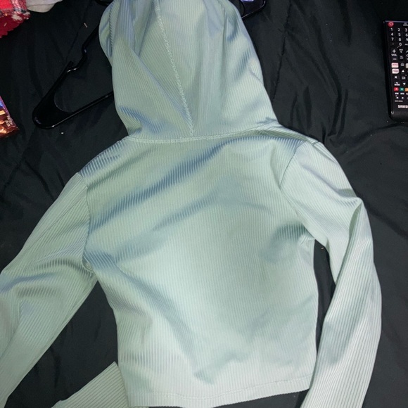 hooded long sleeve crop top - Picture 2 of 4